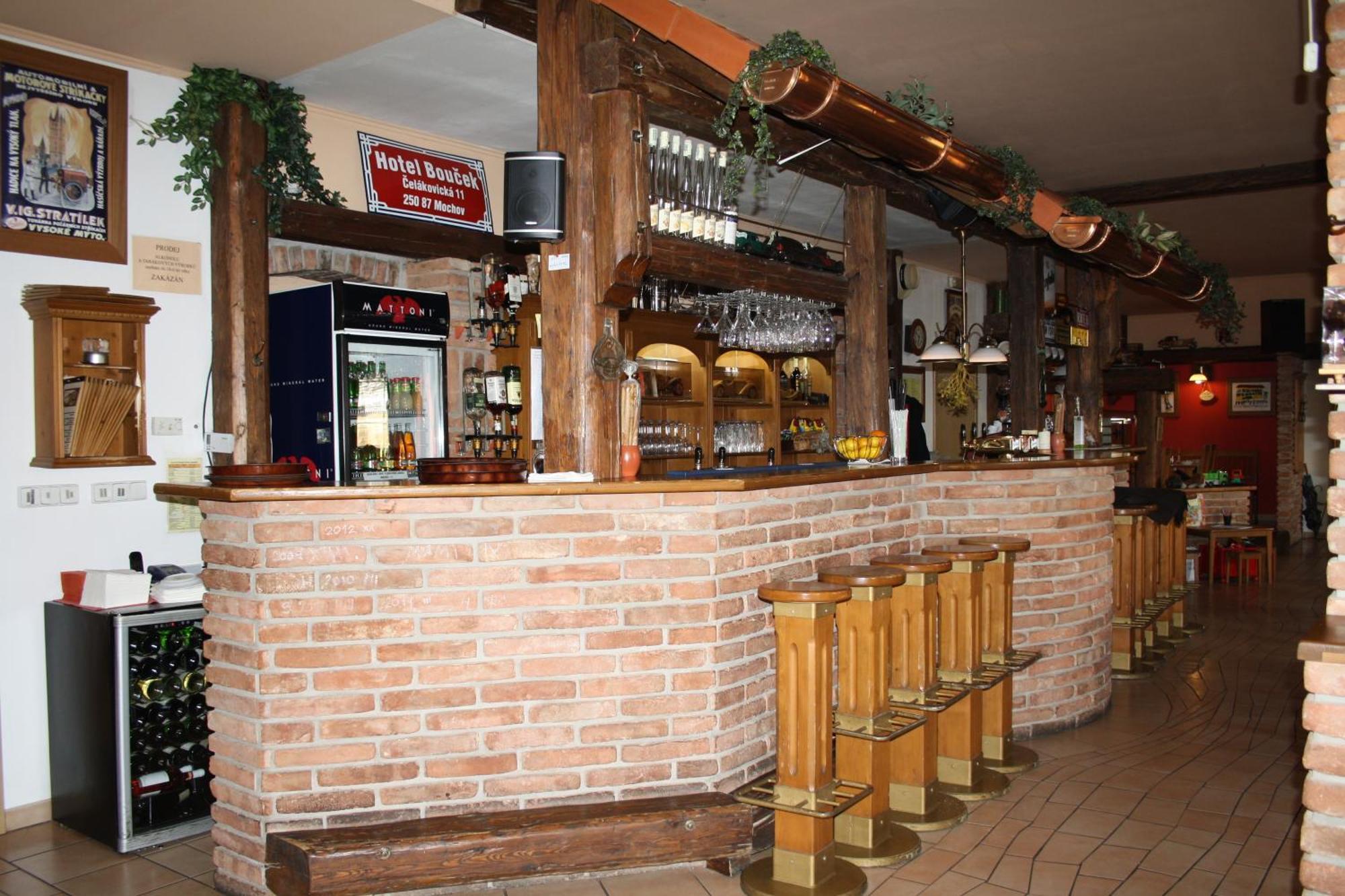 Hotel Boucek Mochov Kültér fotó